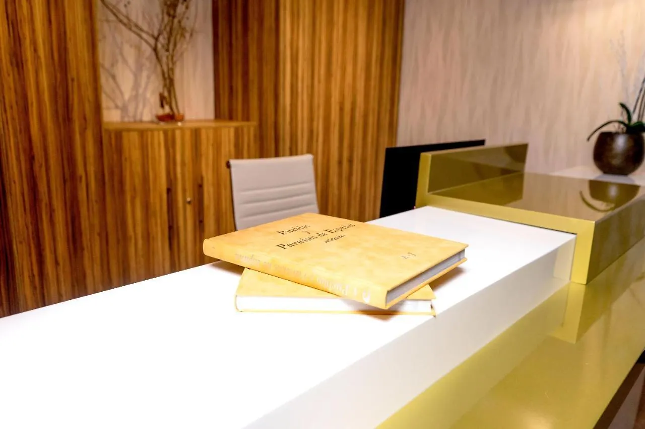 מלון Daos Suites & Terrace מארבלה